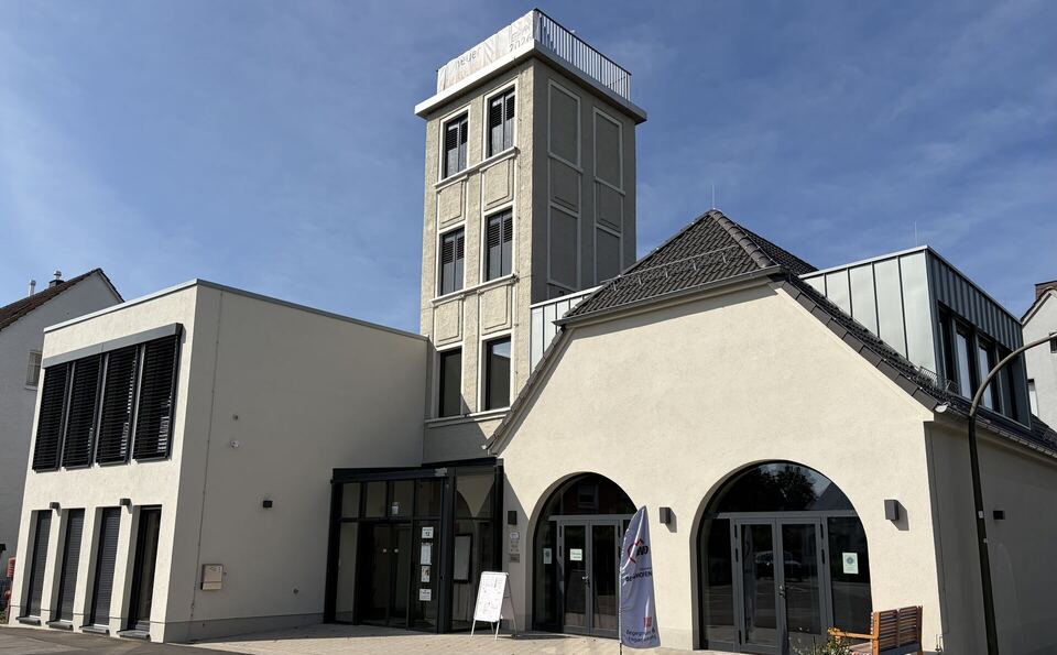 Der Steigerturm Berghofen mit dem Eingang zum Bürgerzentrum