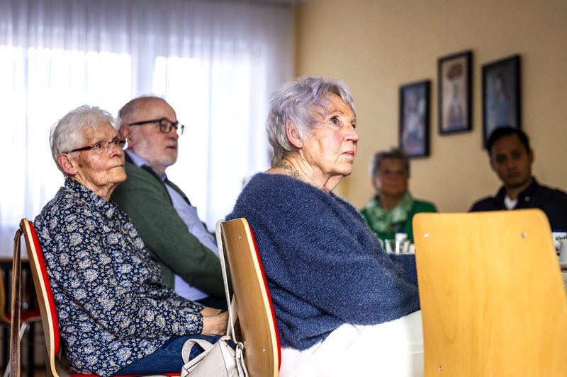 Besucherinnen und Besucher im AWO-Treff Berghofen